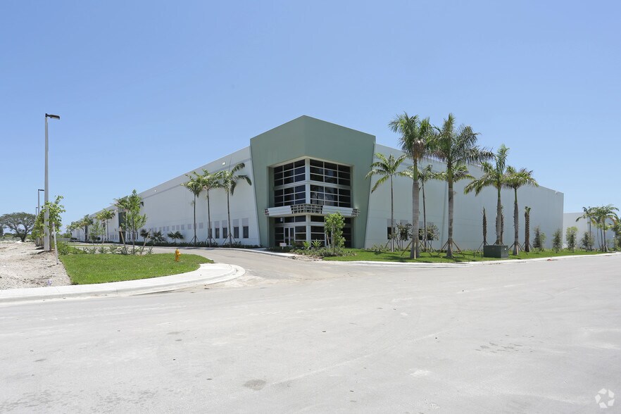 More Photos Of 400 Hillsboro Technology Dr, Deerfield Beach Distribution For Lease