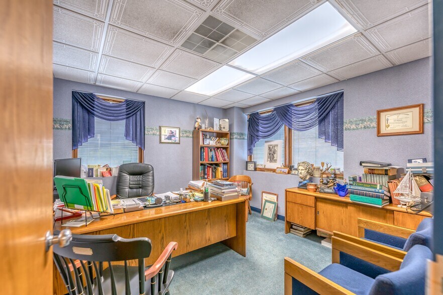 More Photos Of 40 Hurley Ave, Kingston Medical For Sale