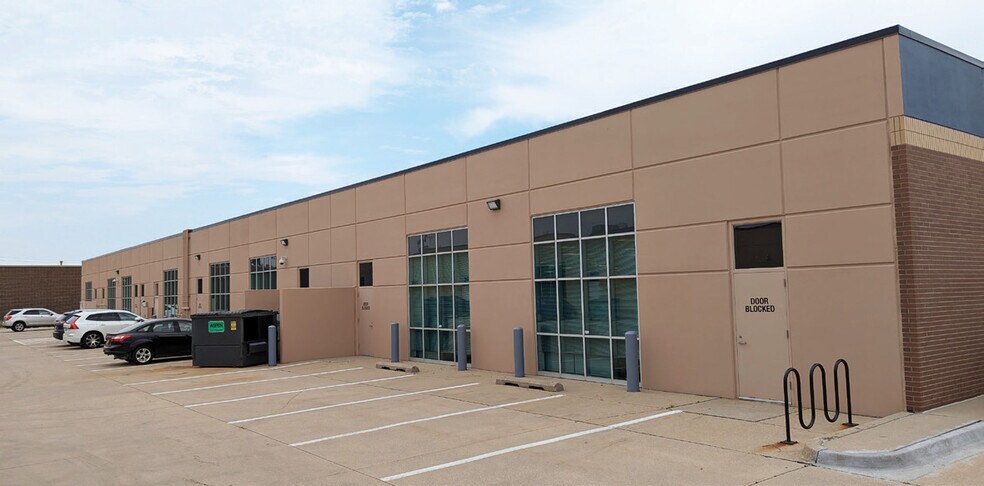More Photos Of 535 SW 7th St, Des Moines Flex For Lease