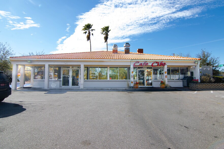 More Photos Of 8695-8697 4th St N, Saint Petersburg Freestanding For Lease