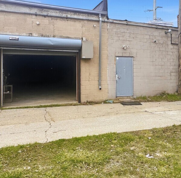 More Photos Of 300 E 8 Mile Rd, Detroit Warehouse For Lease