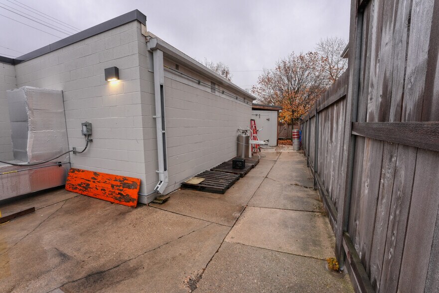 More Photos Of 557 North St, Madison Warehouse For Lease