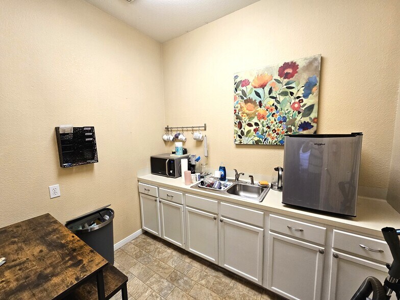 More Photos Of 150 W Shadowbend Ave, Friendswood Office For Lease