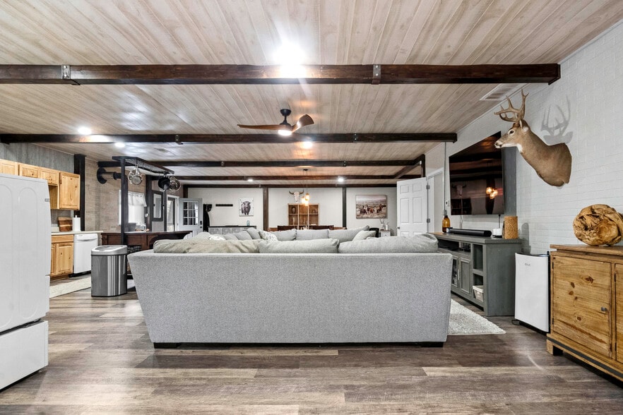 More Photos Of 11155 Hubbard Rd, Kansas City Flex For Sale