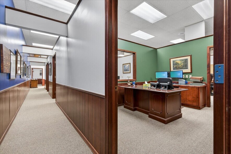 More Photos Of 111 SE Frank Phillips Blvd, Bartlesville Office For Sale