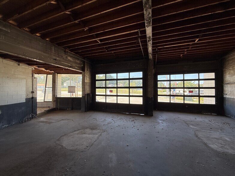 More Photos Of 8139 Metcalf Ave, Overland Park Service Station For Sale