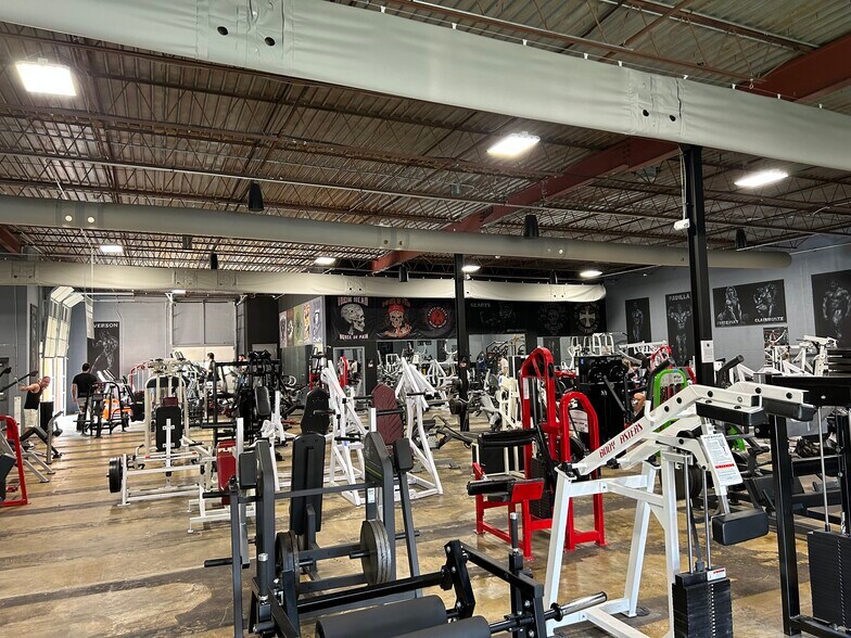 More Photos Of 251-253 Chesterfield Industrial Blvd, Chesterfield Warehouse For Sale