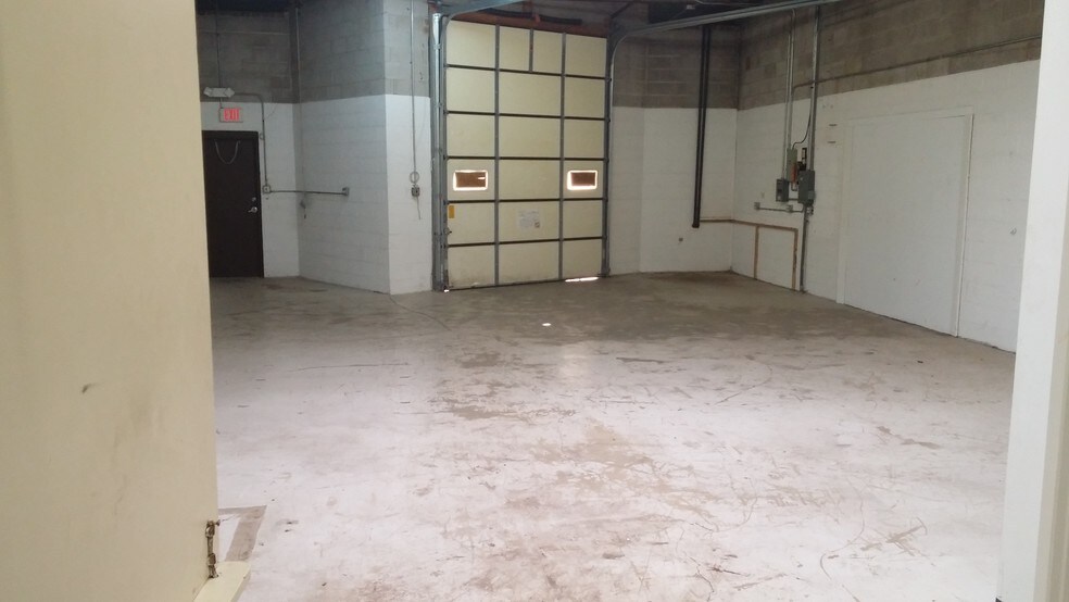 More Photos Of 641-683 Academy Dr, Northbrook Warehouse For Lease