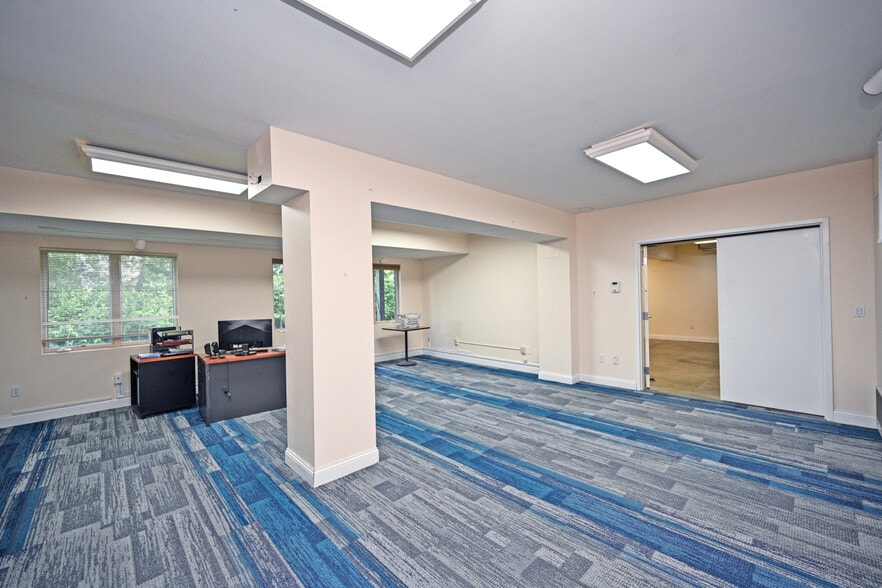 More Photos Of 2150 Alpine Pl, Cincinnati Office For Sale