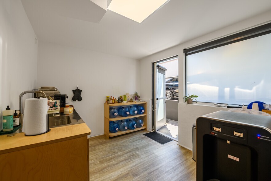 More Photos Of 1501 Main St, Venice Storefront Retail Office For Lease