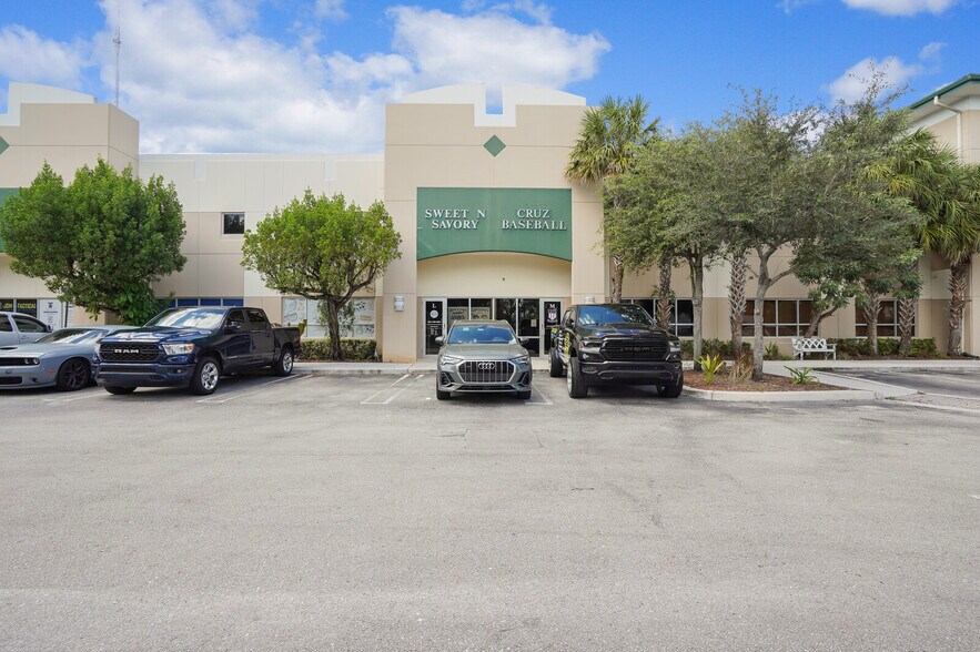 More Photos Of 10101 Lantana Rd, Lake Worth Showroom For Sale