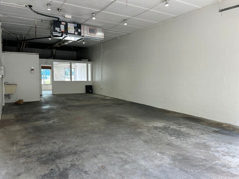 More Photos Of 3015 62nd Ave E, Bradenton Showroom For Lease