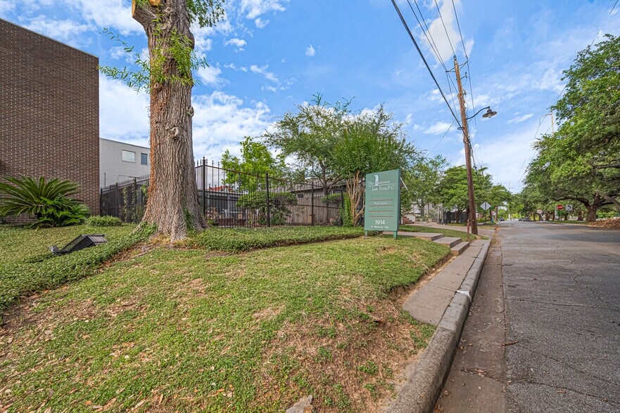 More Photos Of 1914 N Memorial Way, Houston Office For Lease