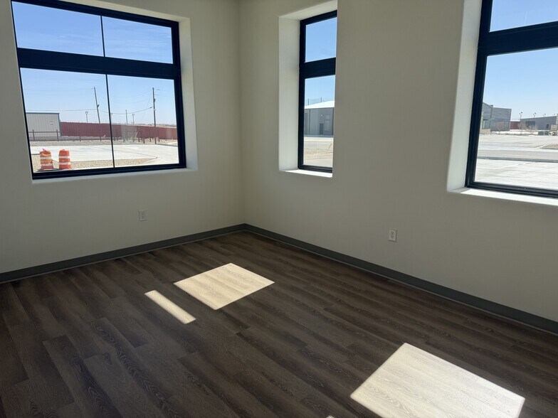 More Photos Of 3204 118th St, Lubbock Flex For Lease