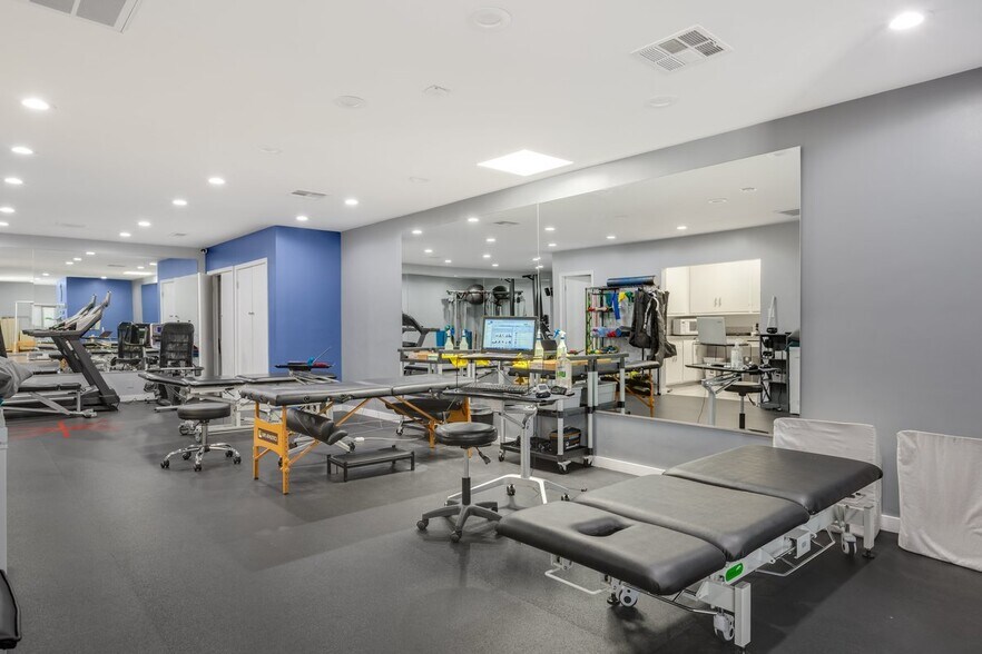More Photos Of 10738 Riverside Dr, North Hollywood Medical For Lease