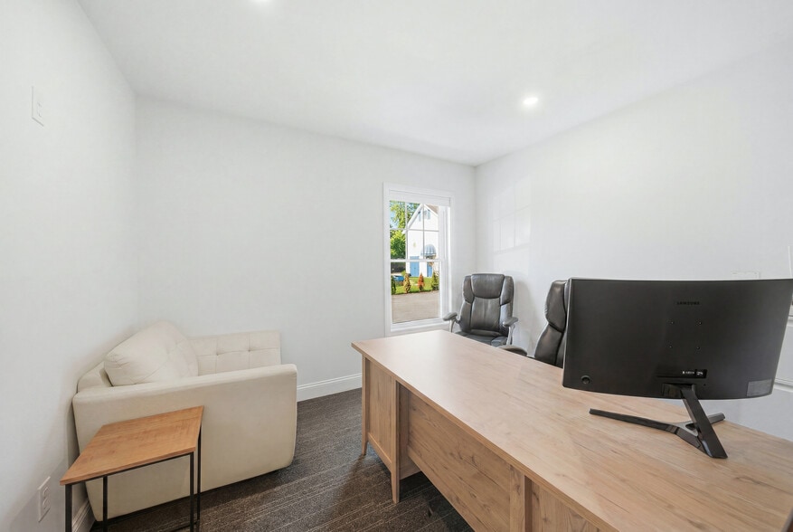 More Photos Of 367 Main St, Oxford Office For Sale