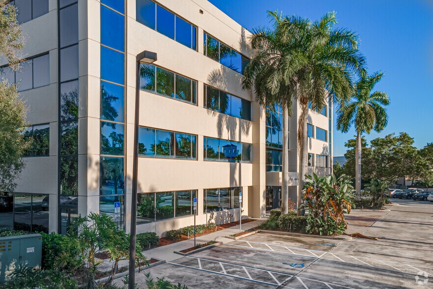 More Photos Of 140 Intracoastal Pointe Dr, Jupiter Office For Sale