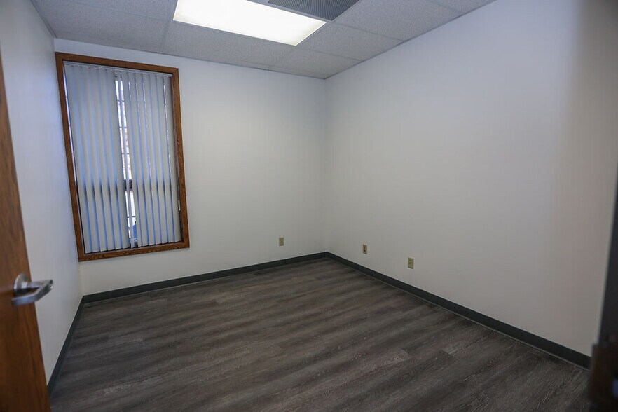 More Photos Of 1615 S Ingram Mill Rd, Springfield Office For Lease