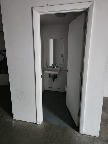 More Photos Of 3 Robinson Rd, Bow Light Distribution For Lease