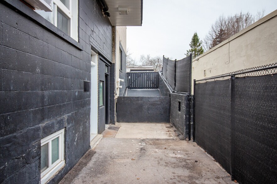 More Photos Of 3263 Lake Shore Blvd W, Toronto Dormitory For Sale