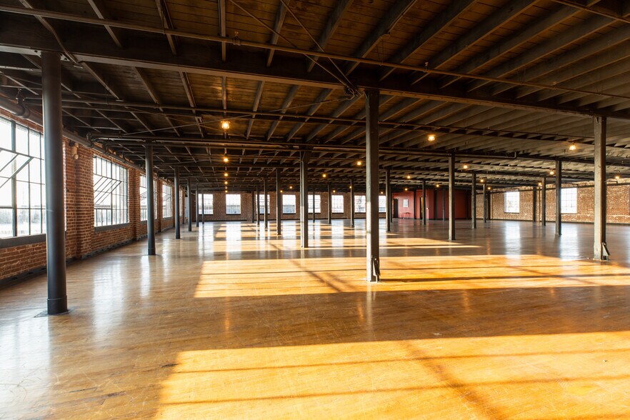 More Photos Of 615 E 61st St, Los Angeles Light Manufacturing For Sale