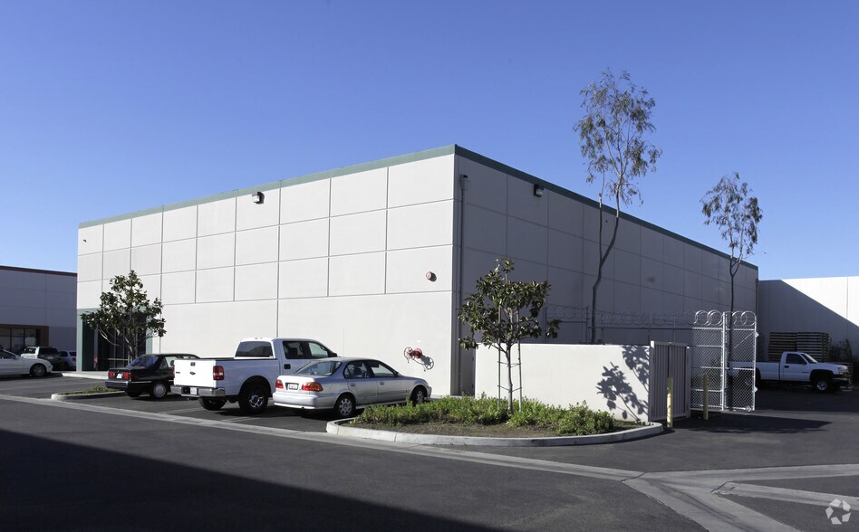 More Photos Of 925 E Orangefair Ln, Anaheim Warehouse For Lease