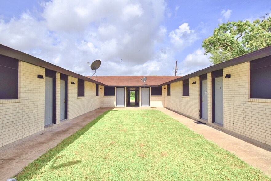 More Photos Of 402 S Tyler St, Beeville Apartments For Sale