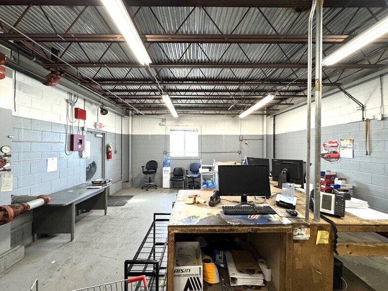 More Photos Of 4 Betty St, Everett Flex For Lease