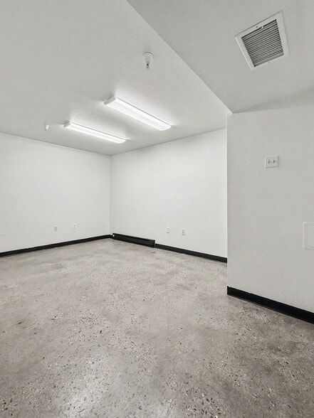 More Photos Of 21 Bisbee Ct, Santa Fe Warehouse For Lease