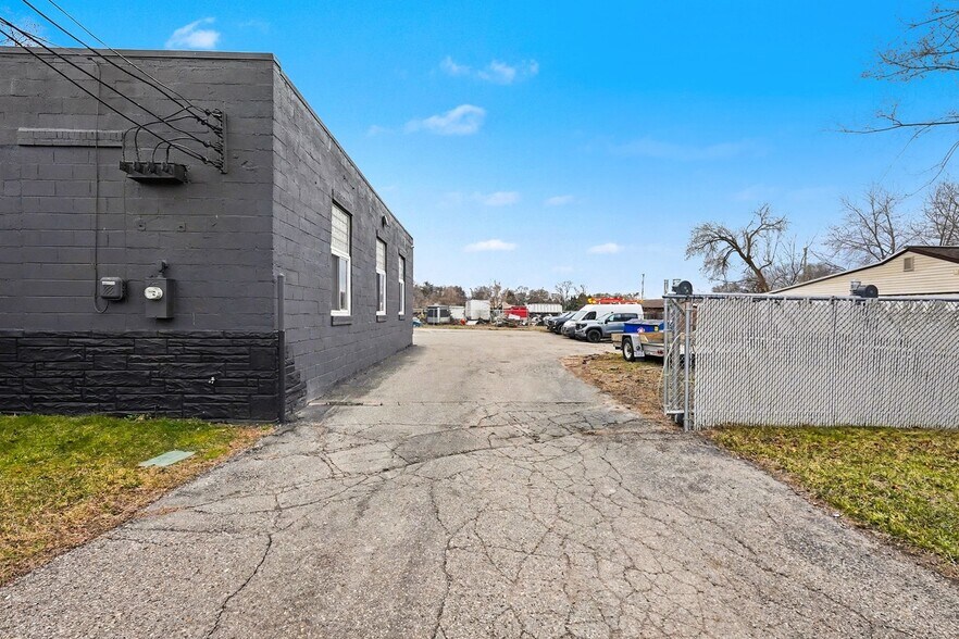 More Photos Of 5650 Jamestown Rd, Shelby Township Warehouse For Sale