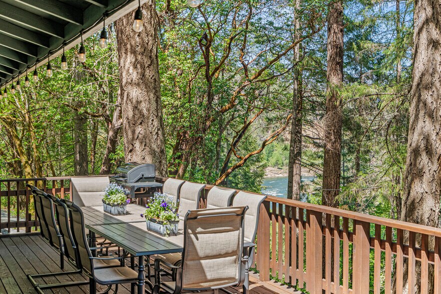 More Photos Of 11744 Galice Rd, Merlin Hotel For Sale