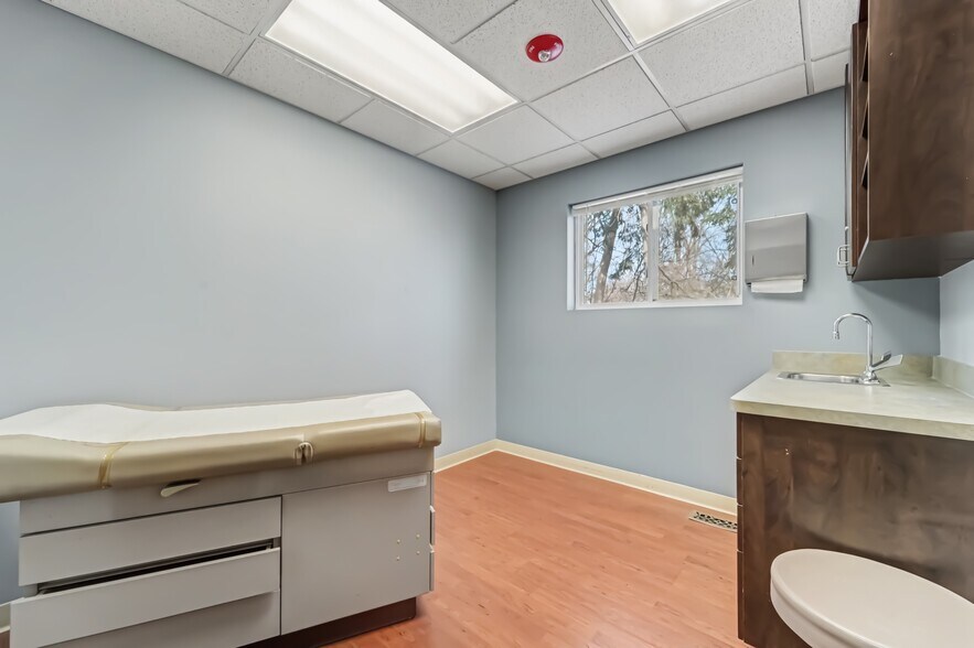 More Photos Of 2950 Crooks Rd, Rochester Hills Healthcare For Lease