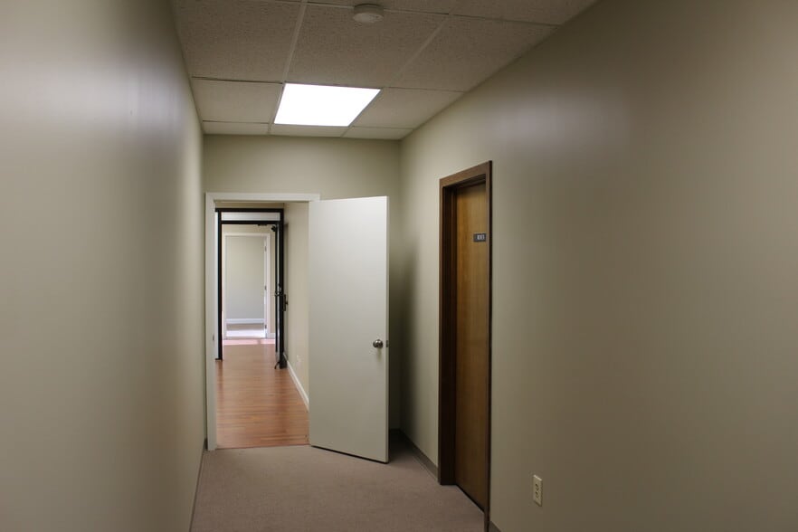 More Photos Of 100 - 104 Business Park Dr, Ridgeland Office For Sale