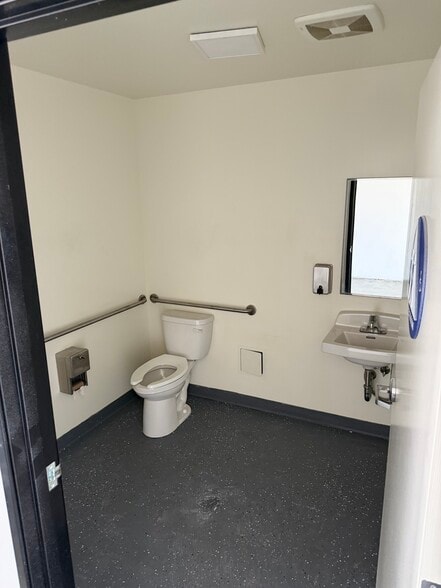 More Photos Of 11011 Glenoaks Blvd, Pacoima Warehouse For Lease