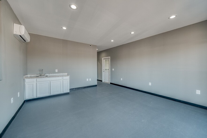 More Photos Of 109 Bennett Hills Dr, Weatherford Warehouse For Sale