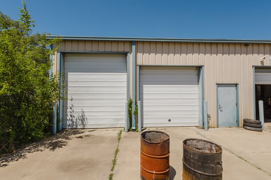 More Photos Of 2555 N Market St, Wichita Auto Repair For Sale