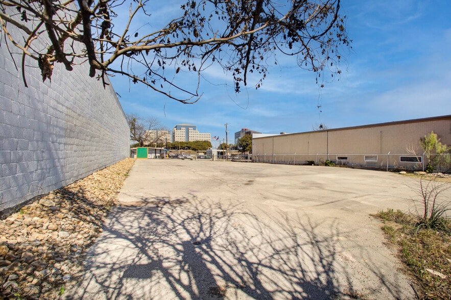 More Photos Of 506 Portland Rd, San Antonio Land For Lease