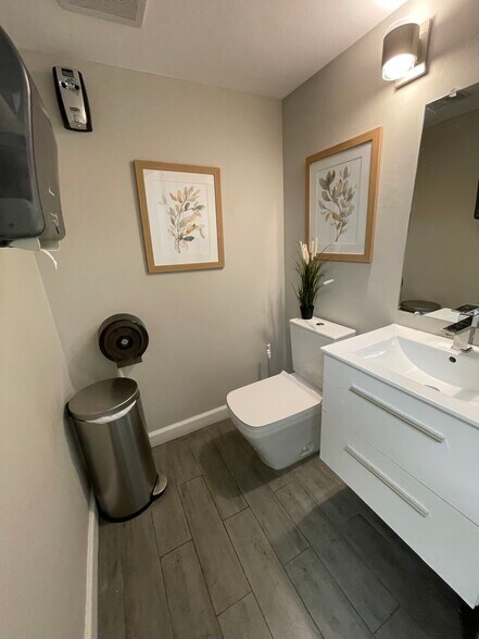 More Photos Of 501 Golden Isles Dr, Hallandale Beach Office For Lease