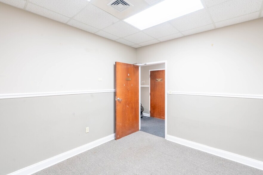 More Photos Of 819 Newman Dr, Helena Office For Sale