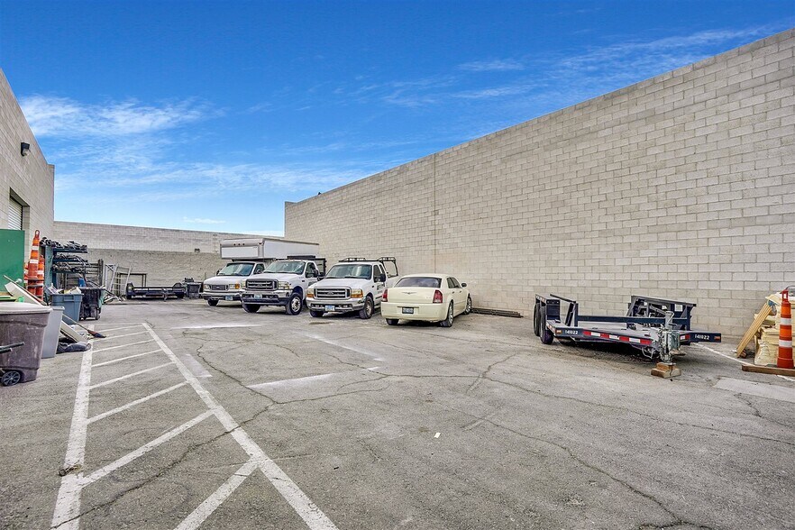 More Photos Of 17 E Brooks Ave, North Las Vegas Warehouse For Lease