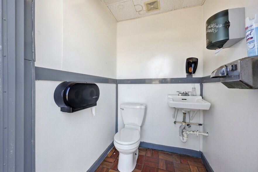 More Photos Of 2350 N Ponce De Leon Blvd, Saint Augustine Service Station For Sale