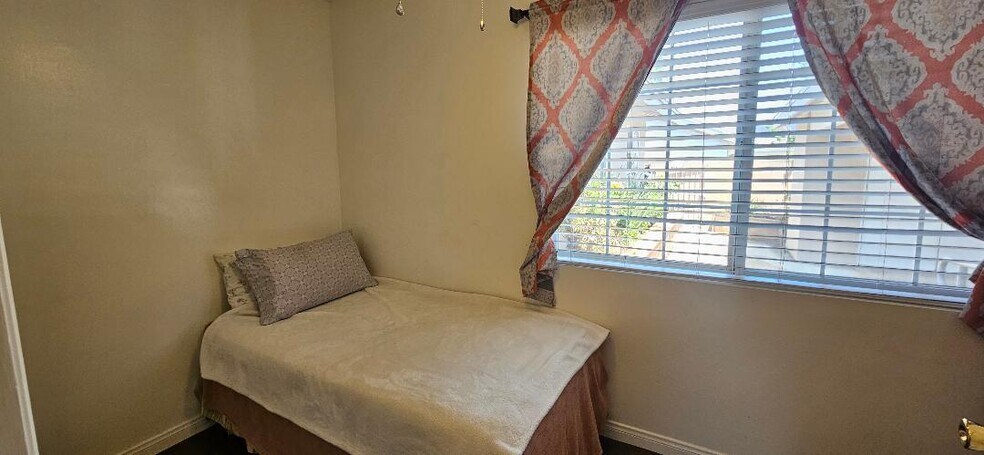 More Photos Of 17441 Hiawatha St, Granada Hills Assisted Living For Sale