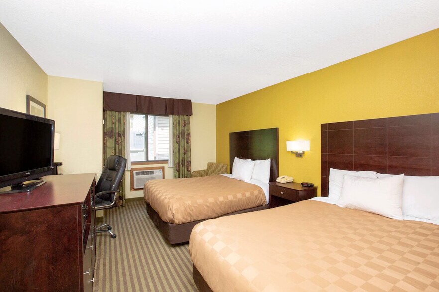 More Photos Of 1000 Woodbury Ave, Council Bluffs Hotel For Sale