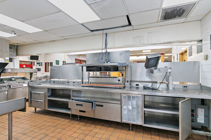 More Photos Of 240 Douglas Rd, Oswego Fast Food For Lease