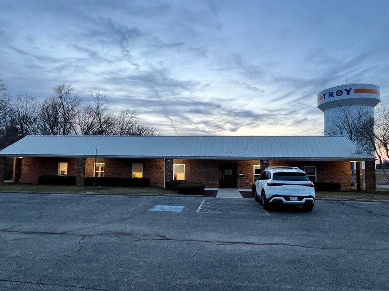More Photos Of 1314 Barnhart Rd, Troy Office For Lease