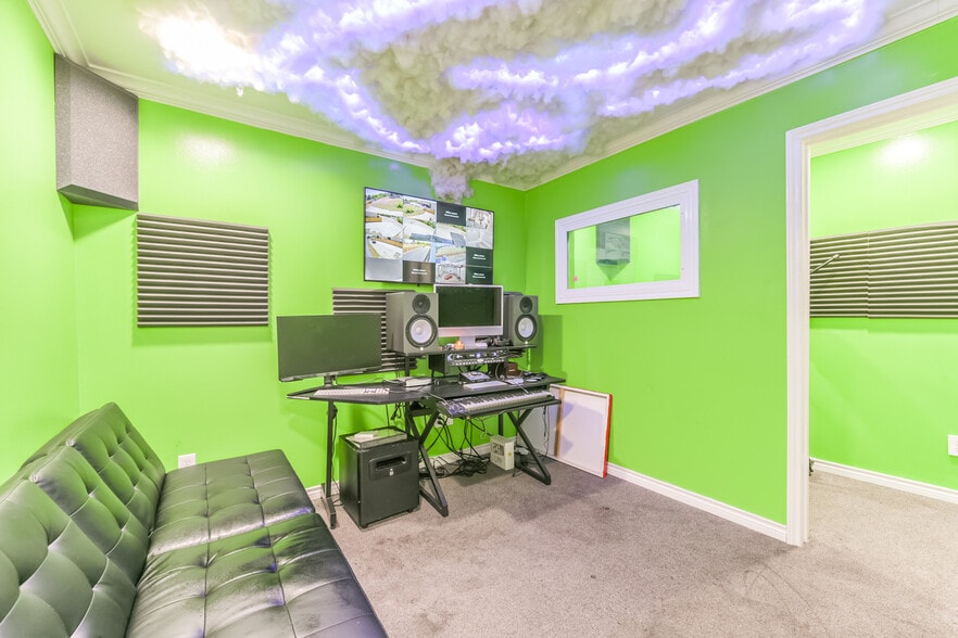 More Photos Of 1207 S Houston, Humble Warehouse For Sale