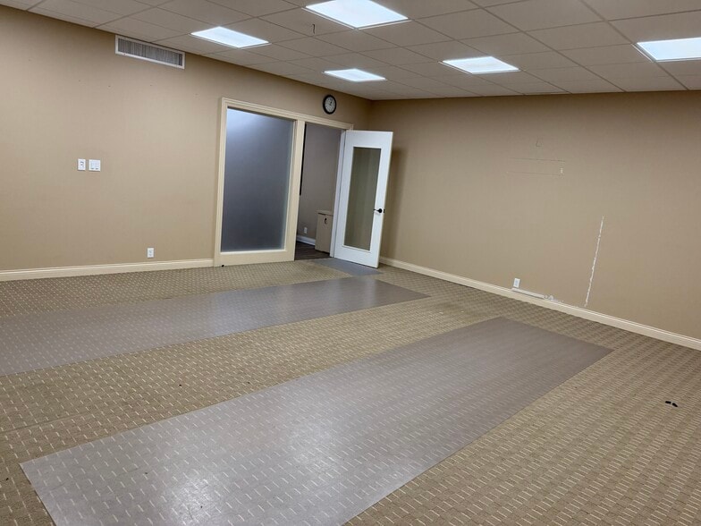 More Photos Of 2021 W Lloyd Expy, Evansville Showroom For Lease