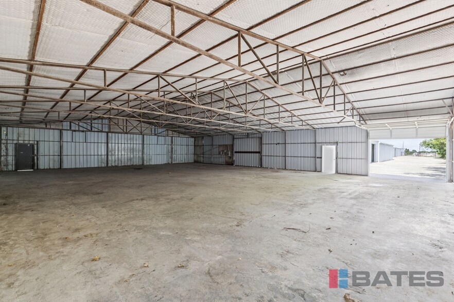 More Photos Of 1101 S Hampton Rd, DeSoto Showroom For Sale