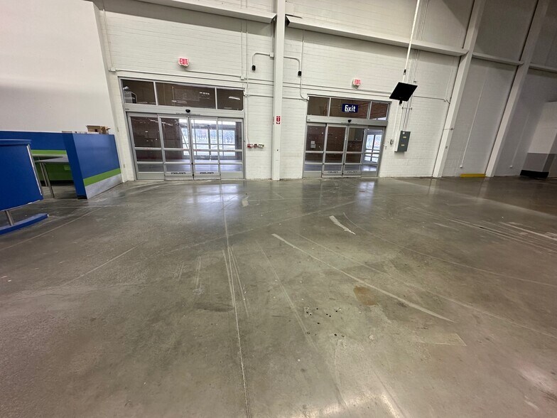 More Photos Of 32625 Northwestern Hwy, Farmington Hills General Retail For Sale