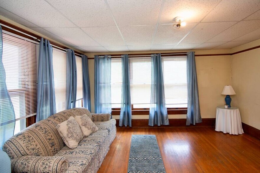 More Photos Of 101 Davis st, Alderson Freestanding For Sale